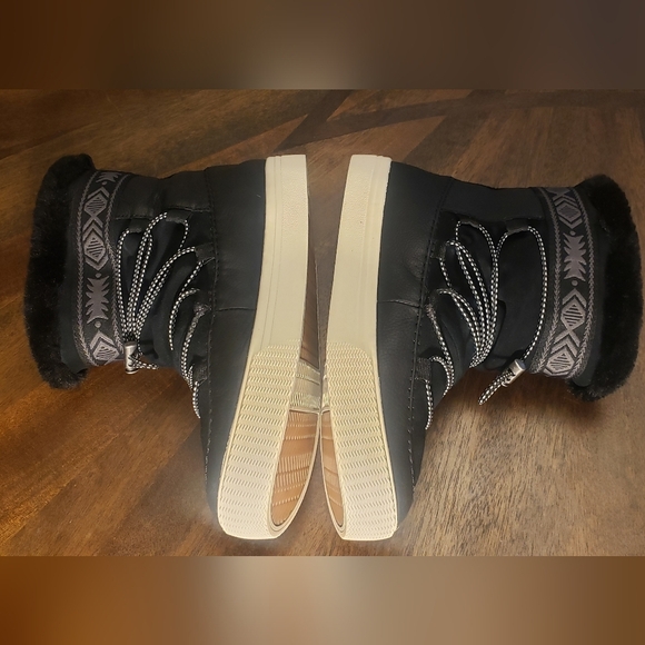 Tom's Alpine Round Toe Stylish Black Winter Boots Size 6 - Picture 4 of 15